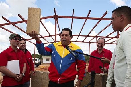 Hugo Chvez pi slavnostnm zahjen vstavby nov tovrny